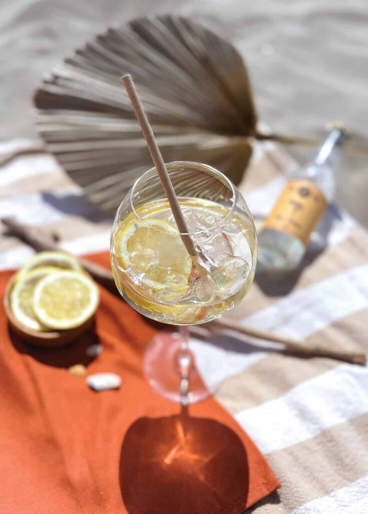 photo d'une verre à cocktail sur la plage