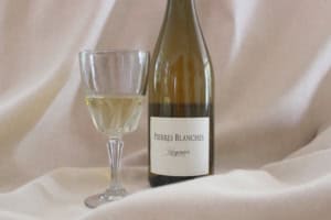 bouteille et verre pierres blanches